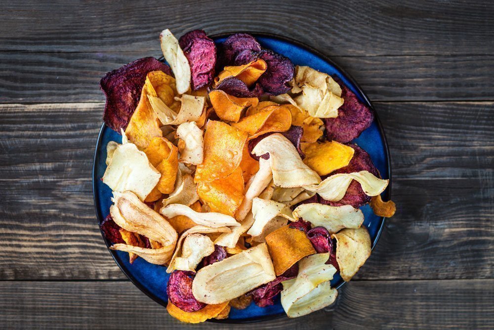 Chips de frutas y verduras preparados en casa con un deshidratador de alimentos.
