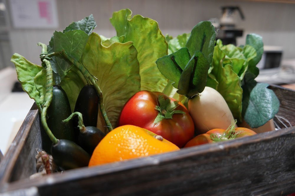 Frutas y verduras ecológicas de temporada en una caja.