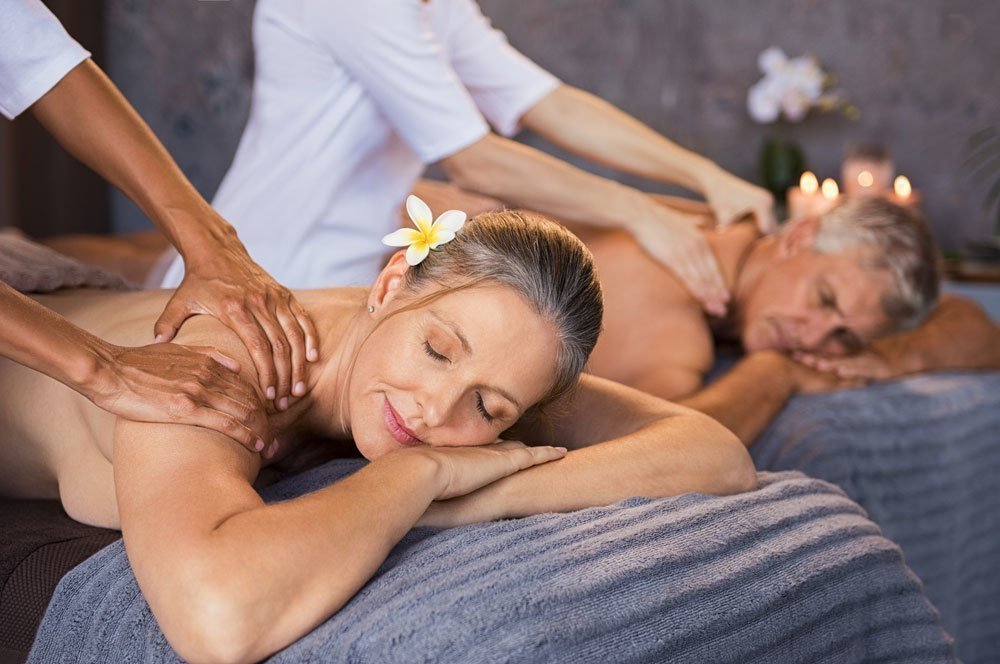 Una pareja mayor disfrutando de un tratamiento de masaje en un spa
